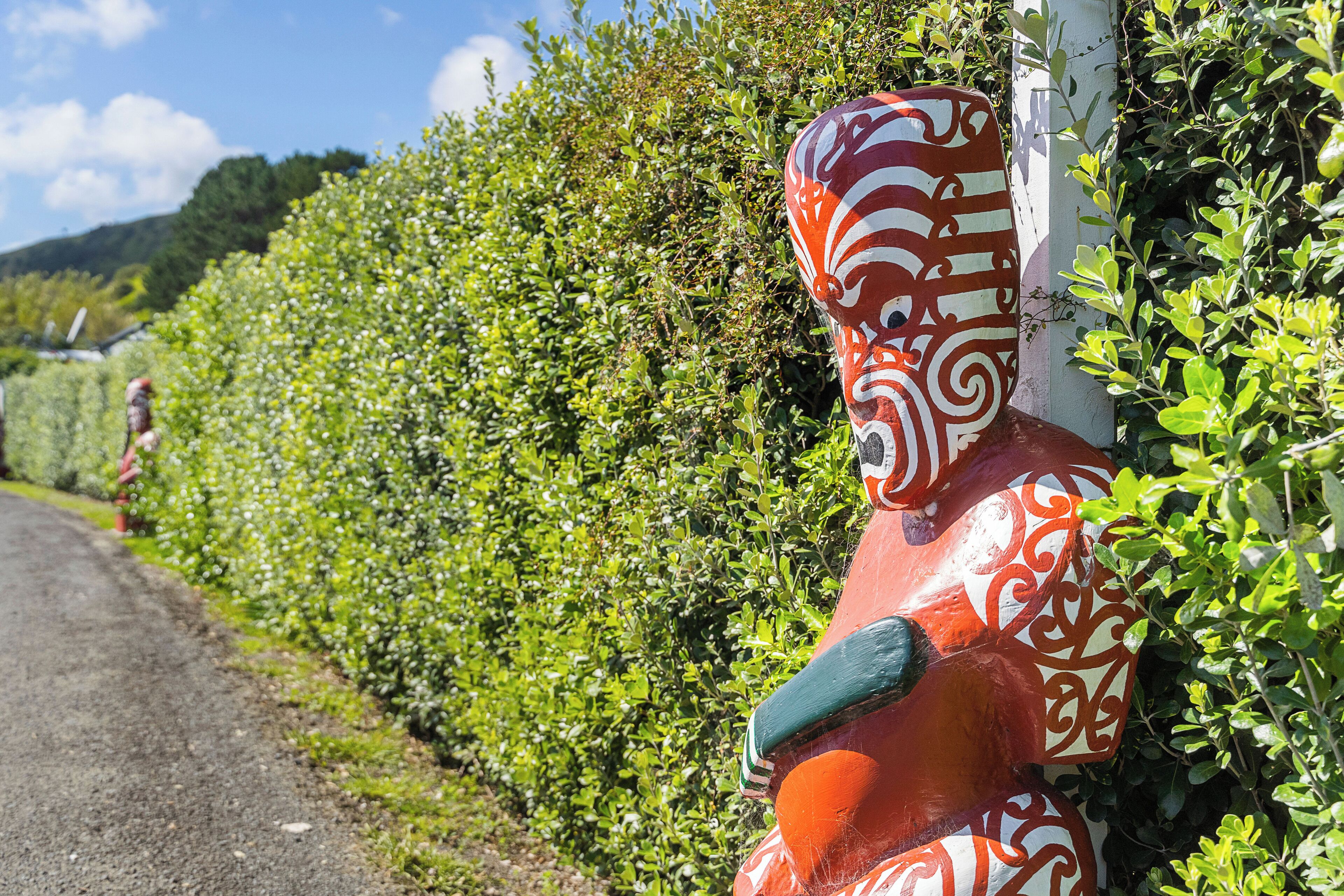 Une rangée de statues décoratives le long d’une route.