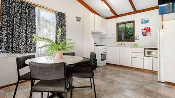 2 Bedroom Motel (Sleeps 6) | Private kitchenette