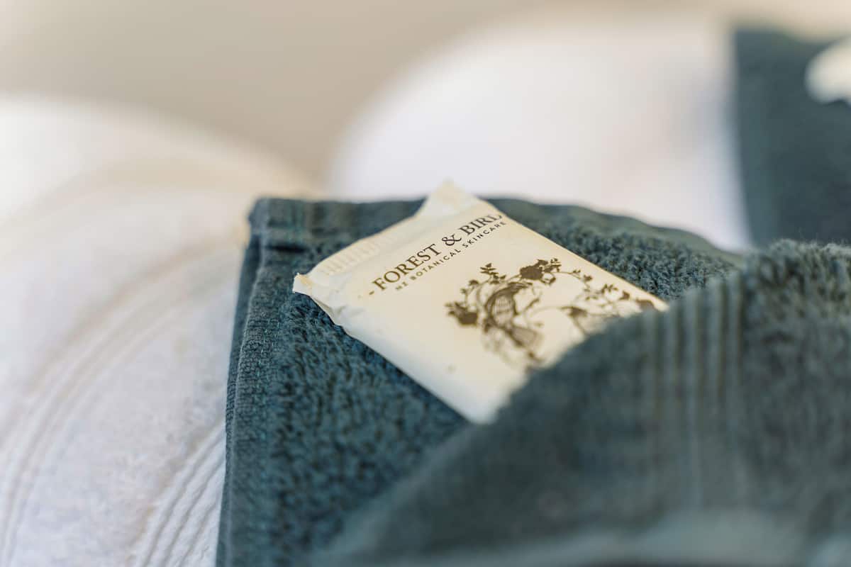 Een kledingstuk met een etiket waarop staat: FOREST & BIRJU BOTANICAL SKINCARE.
