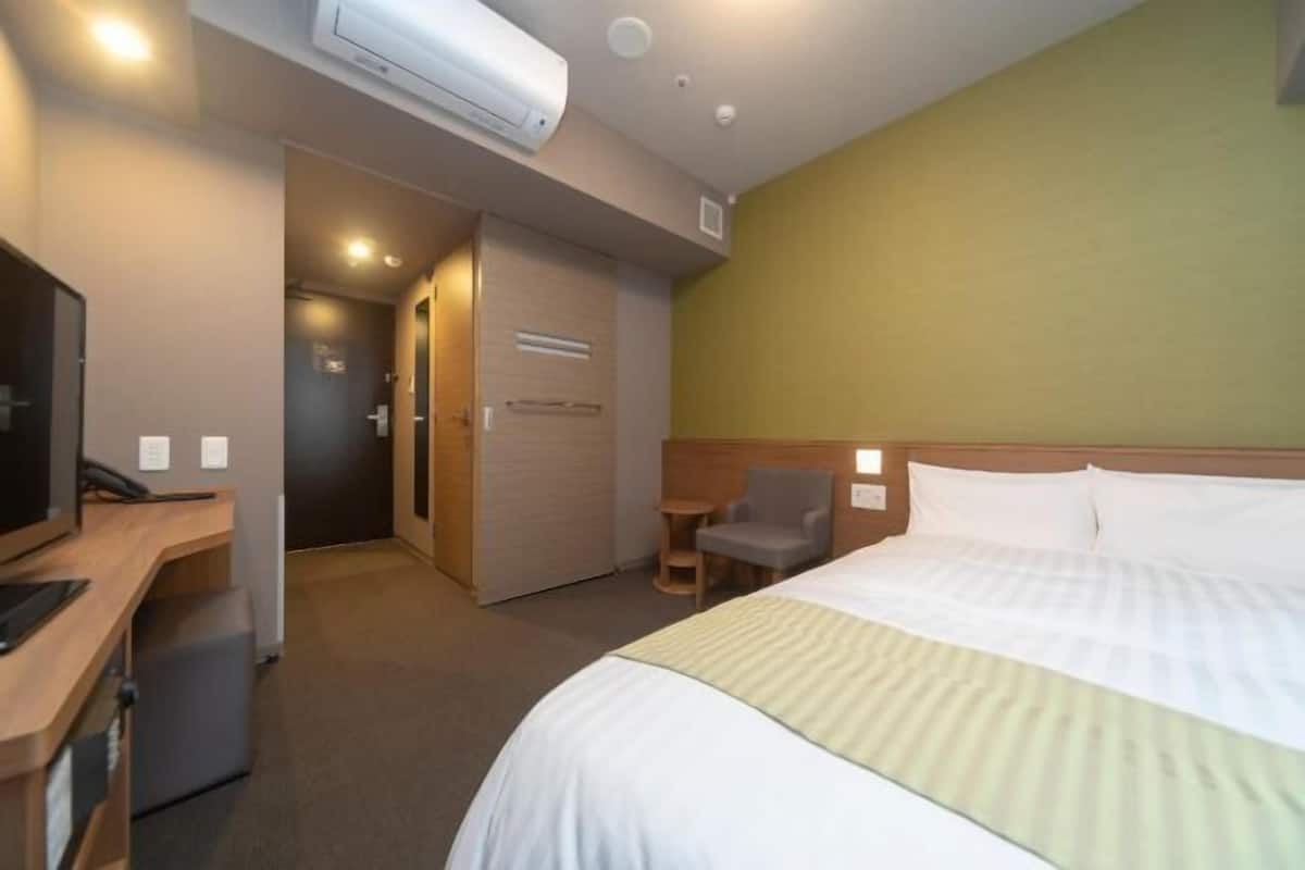 In-room safe, desk, soundproofing, free WiFi