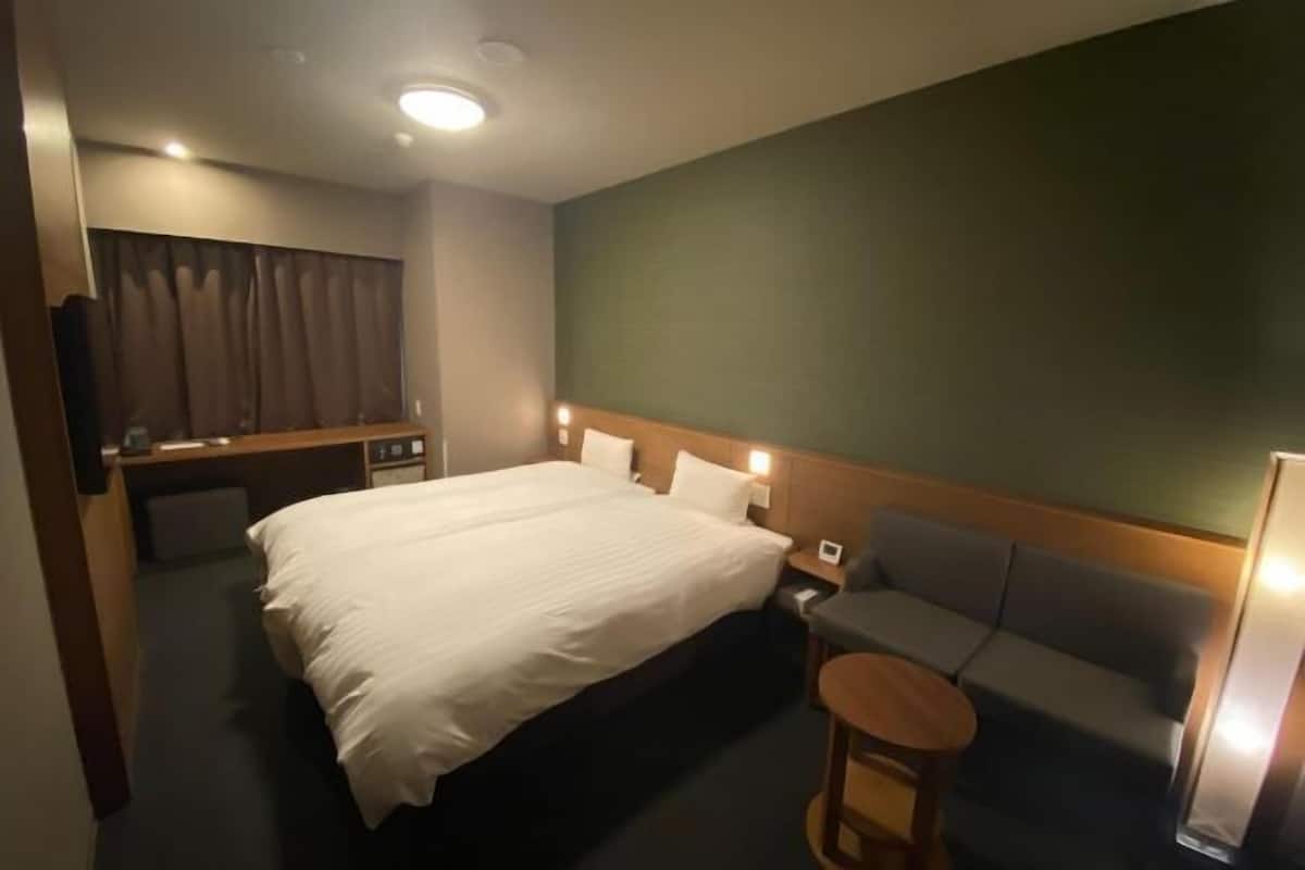 In-room safe, desk, soundproofing, free WiFi