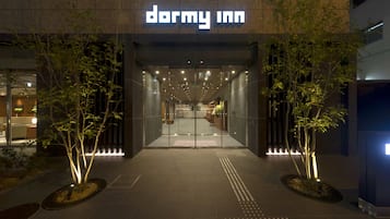 住宿正面 (夜晚)