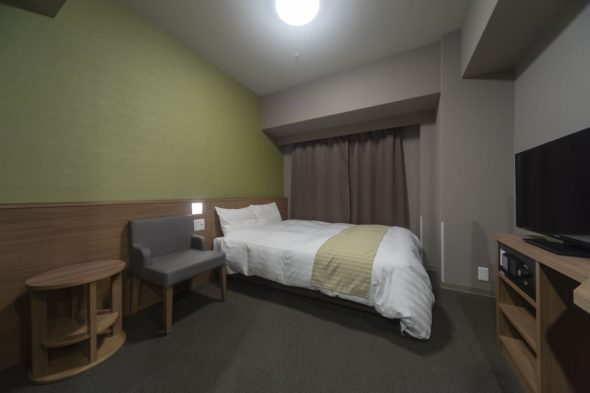 In-room safe, desk, soundproofing, free WiFi
