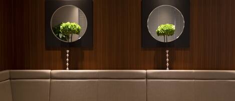Lobby-lounge