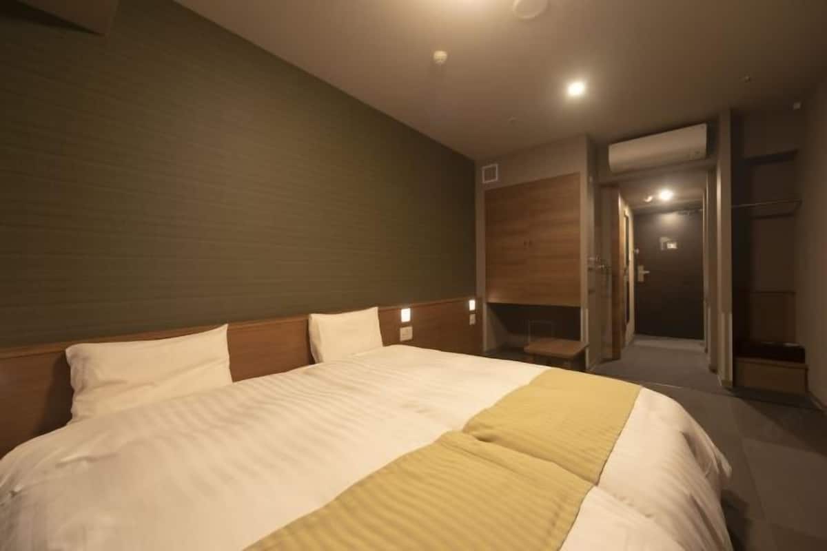 In-room safe, desk, soundproofing, free WiFi