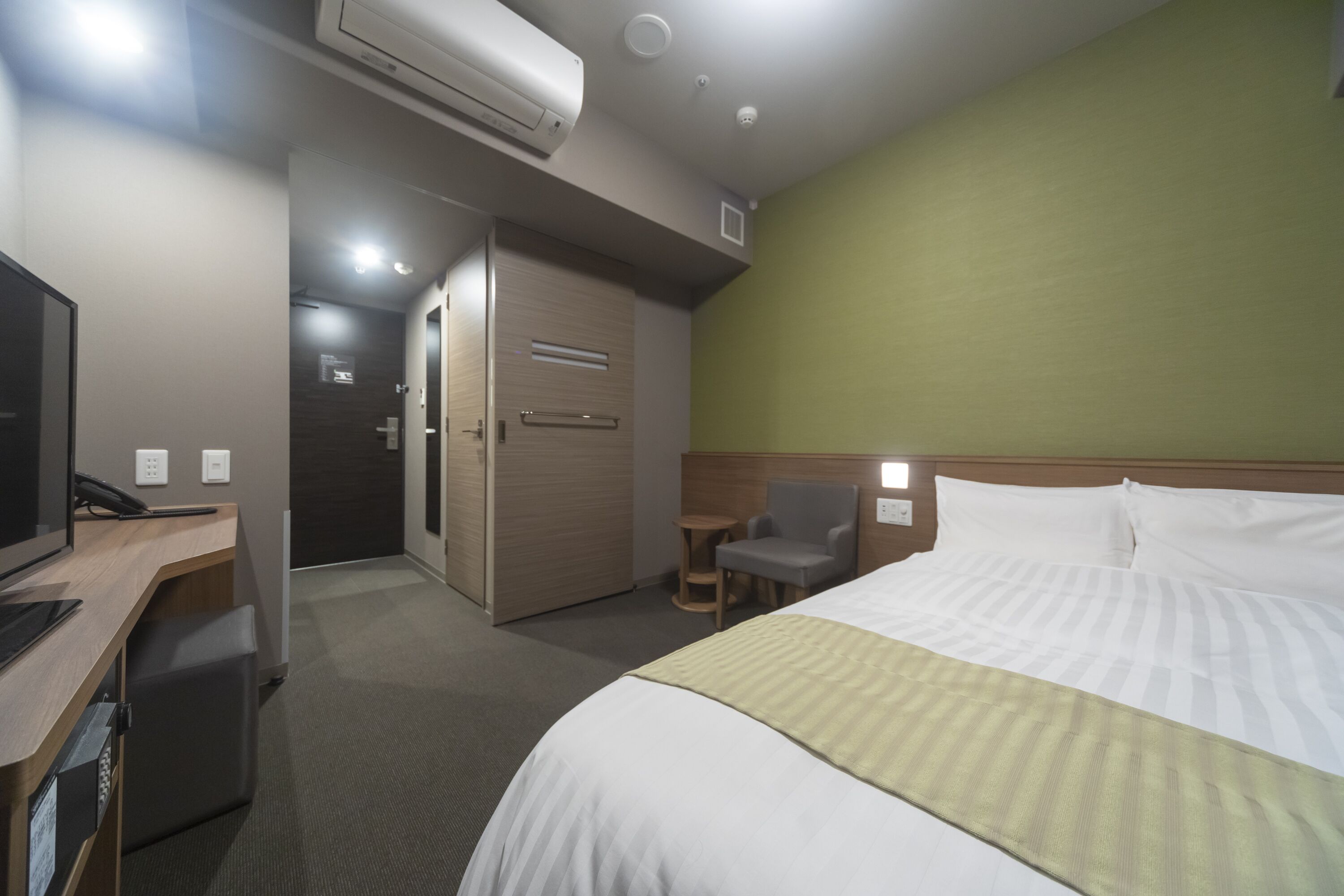 in-room safe, desk, soundproofing, free wifi