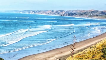 Playa en los alrededores, playa de arena blanca y bar en la playa