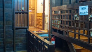 Standard with Private Outside Bathroom | บริเวณนั่งเล่น