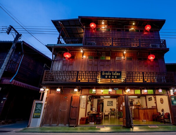 ด้านหน้าที่พัก - ตอนเย็น/กลางคืน