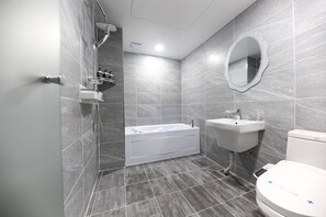 VIP | Bagno | Combinazione doccia/vasca, vasca idromassaggio, set di cortesia gratuito