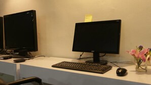 Un escritorio con dos monitores, un teclado, un ratón y una silla.