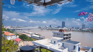 Habitación Deluxe doble, 1 cama de matrimonio grande, vistas a la ciudad | Vistas a la ciudad