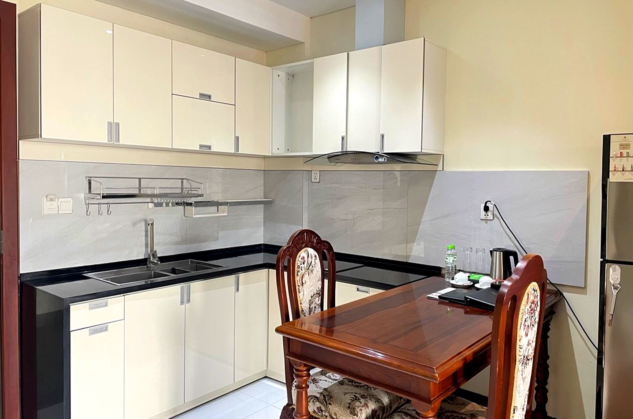 deluxe suite, city view | private kitchen