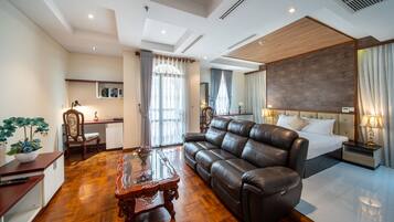 Suite Deluxe, vista a la ciudad | 1 habitación, minibar, caja de seguridad en la habitación y escritorio