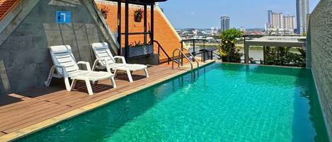 Una piscina al aire libre