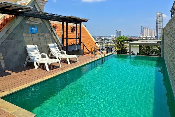 Una piscina al aire libre