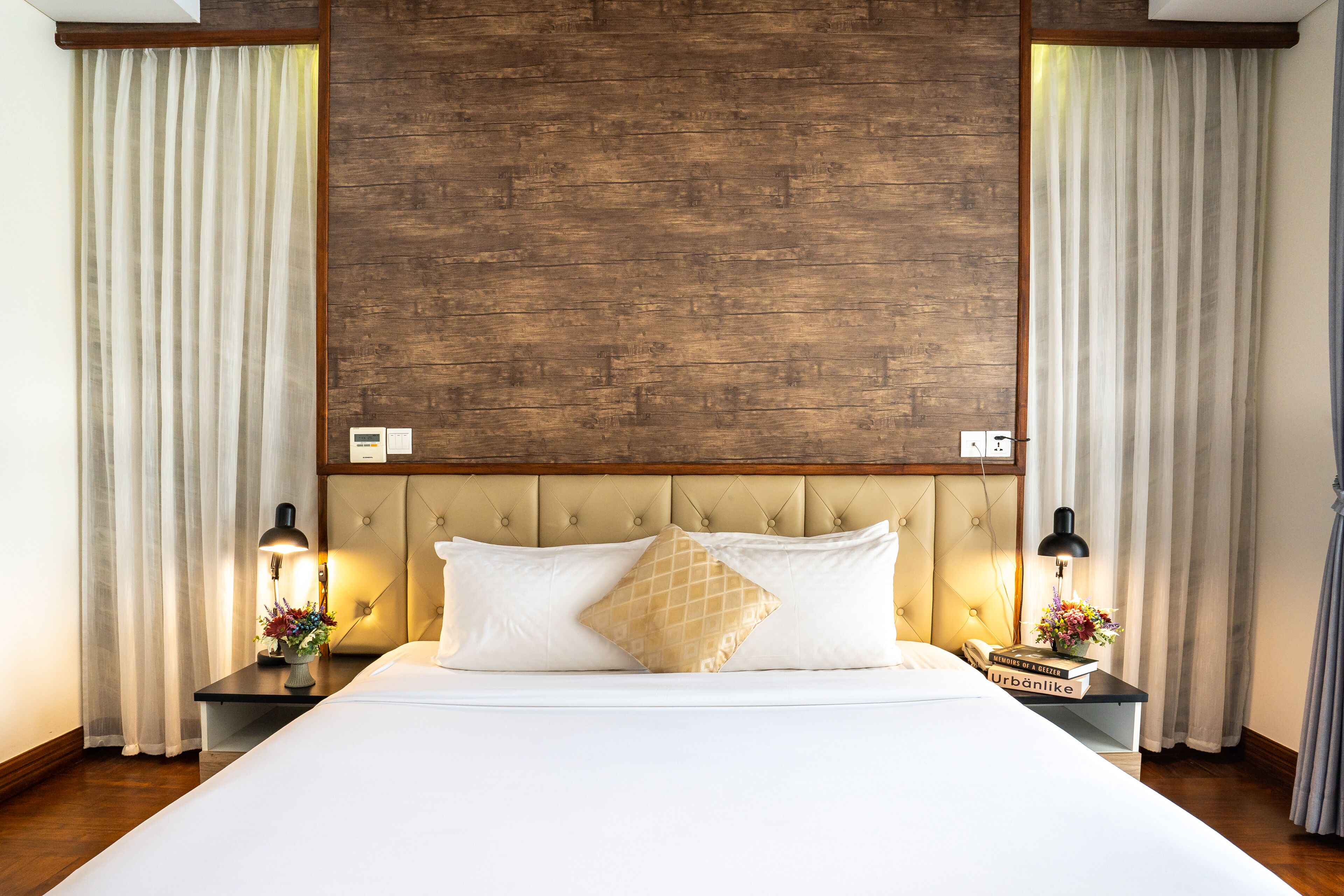 deluxe double room, 1 king bed, city view | 1 bedroom, minibar, in-room safe, desk