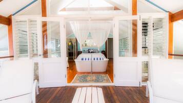 House, 4 Bedrooms | Bathroom | Shower, free toiletries, hair dryer, towels