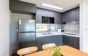 Casa (C Type) | Cocina privada | Frigorífico, microondas, hervidor eléctrico y arrocera