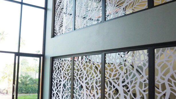 A spacious room with large windows, a bench, and decorative white panels. - Samui City Hotel (Koh Samui)