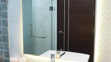 Dusj, toalettartikler (inkludert), bidé og håndklær