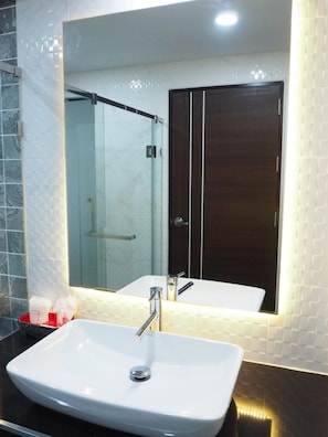 Shower, free toiletries, bidet, towels - Samui City Hotel (Koh Samui)