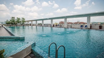Hồ bơi ngoài trời