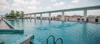 One Amerin Mall & Suites