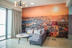 Apartamento, 3 habitaciones | Sala de estar | Una televisión LCD