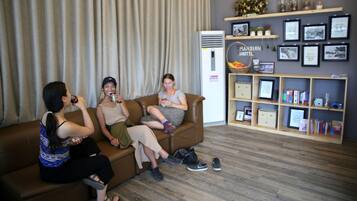 Lobby lounge