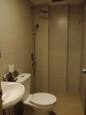 Familienzimmer (Superior) | Badezimmer | Dusche, kostenlose Toilettenartikel, Haartrockner, Handtücher