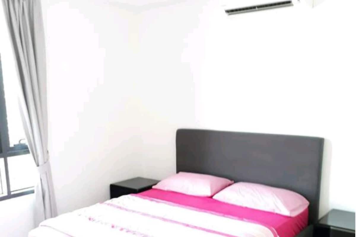 Queen's Suite | Escritorio y tabla de planchar con plancha