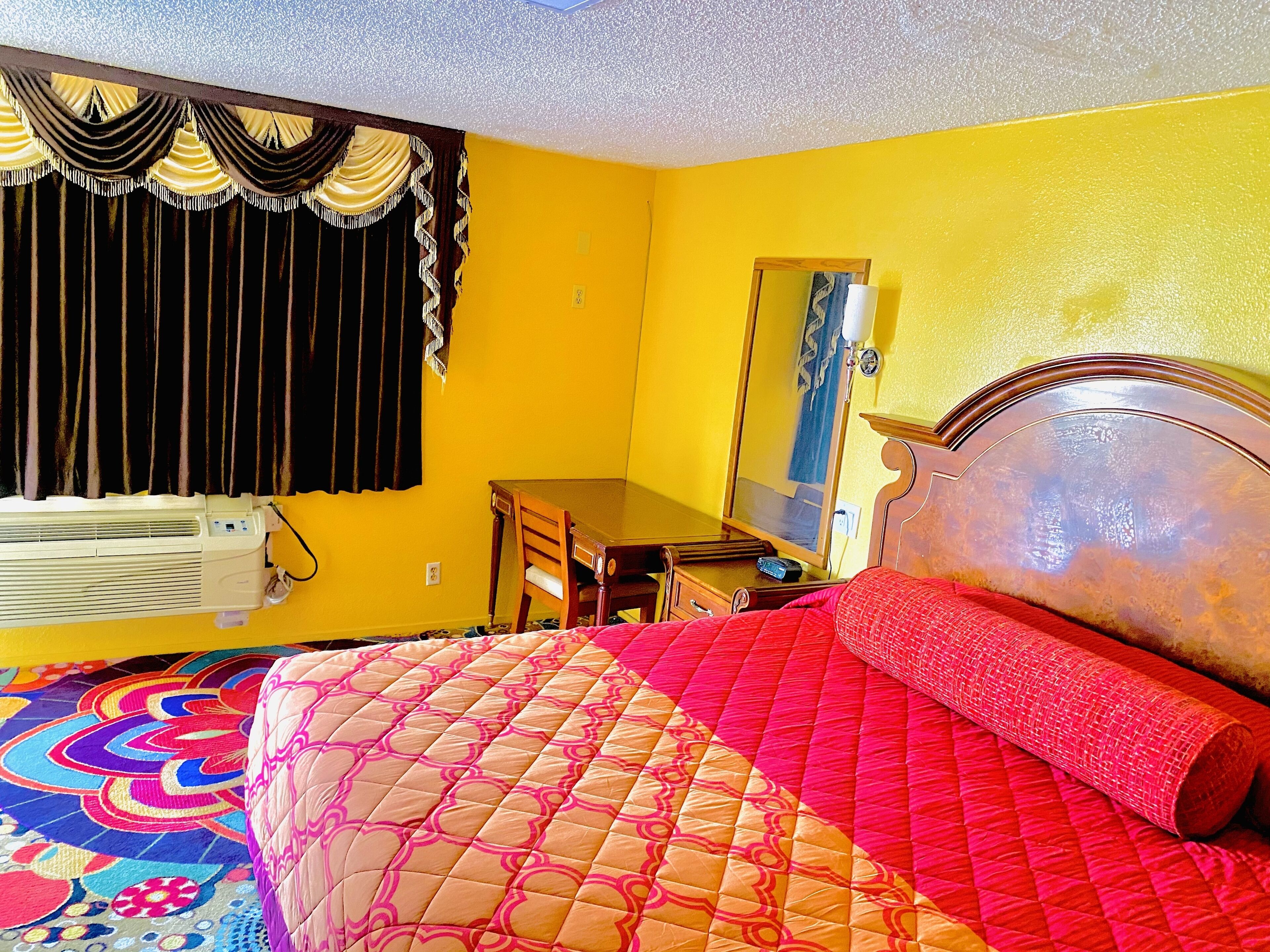 ベーシック シングルルーム キングベッド 1 台 | デスク、遮光カーテン、アイロン / アイロン台、WiFi (無料)