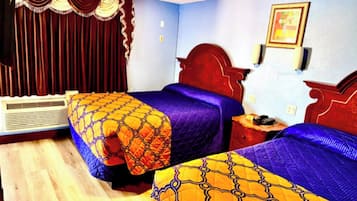 Kamer, 2 queensize bedden, niet-roken | Een bureau, verduisterende gordijnen, een strijkplank/strijkijzer