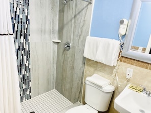 Shower, free toiletries, hair dryer, towels - A Fisher's Inn Motel (Las Vegas)