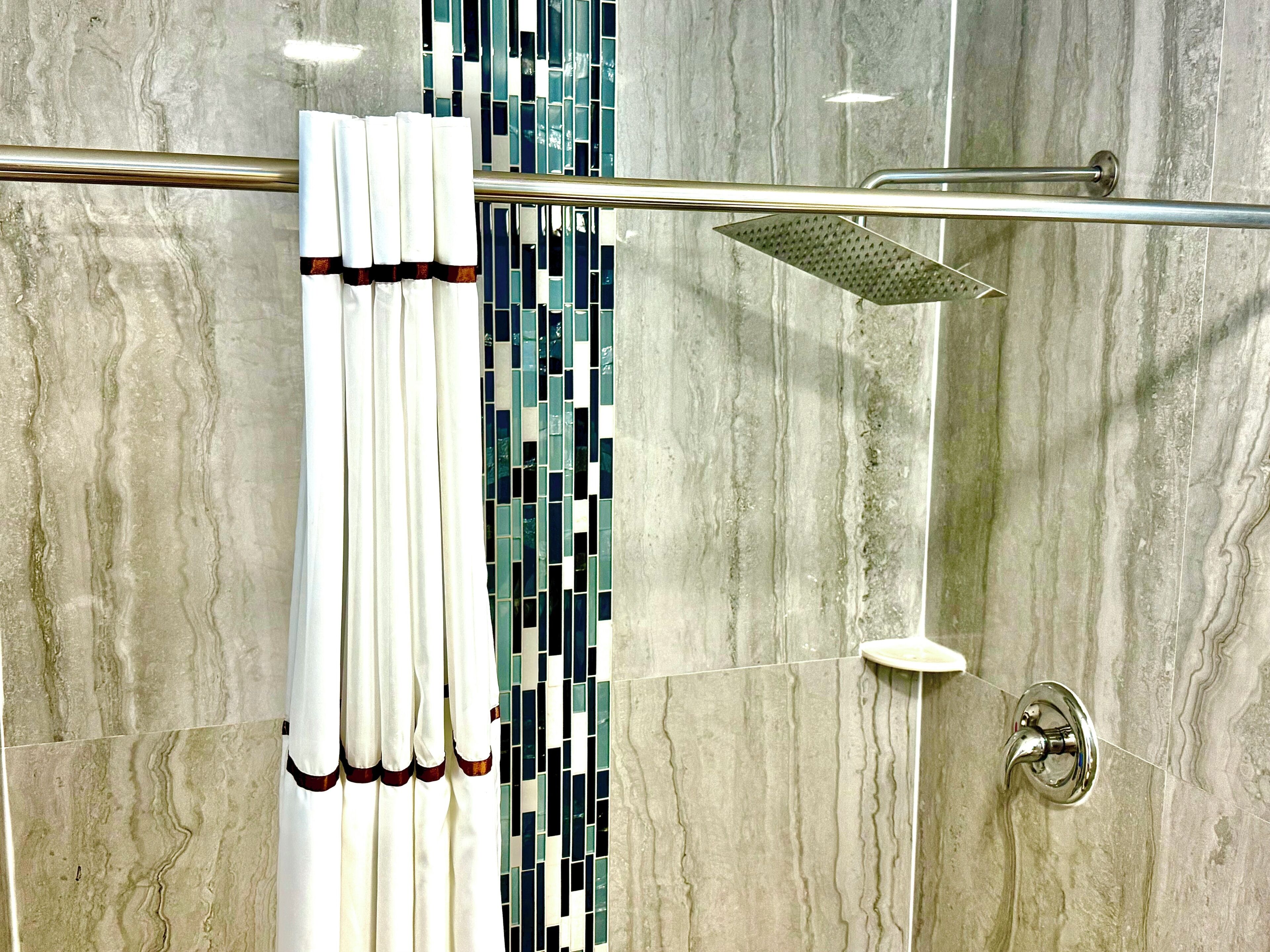 Dusche, kostenlose Toilettenartikel, Haartrockner, Handtücher
