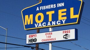 Motelbordje dat een kamer beschikbaarheid, ESPN, HBO, meer dan 150 zenders en gratis WiFi adverteert.
