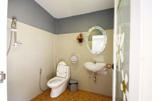 Habitació doble estàndard | Bany | Dutxa i articles de tocador gratuïts