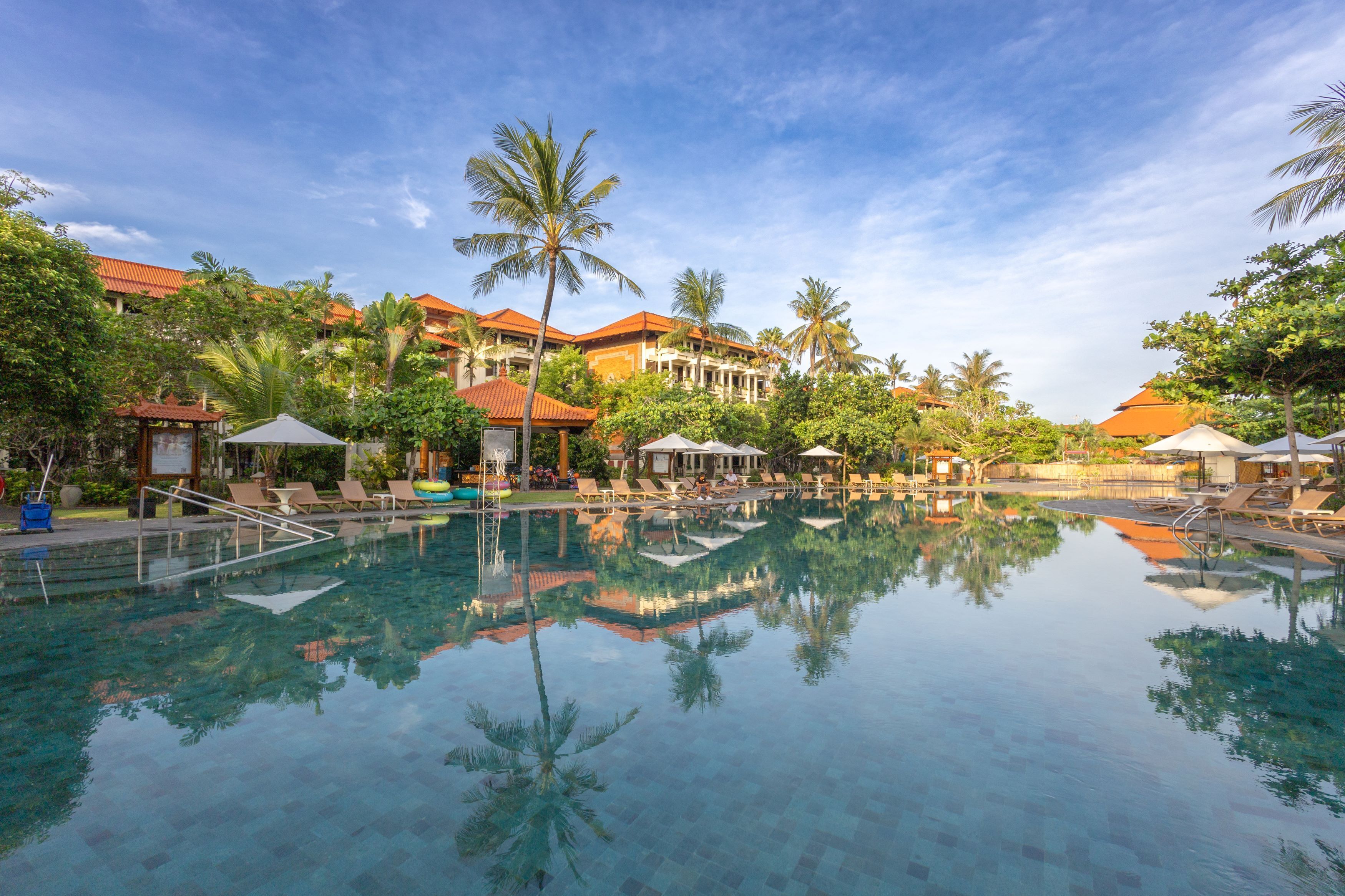 4 utendørsbassenger, bassengparasoller og solsenger