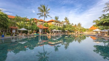 4 outdoor pools, open 7:00 AM to 9:00 PM, pool umbrellas, pool loungers