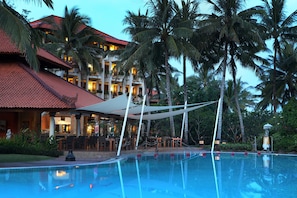 5 restaurants, breakfast, lunch, dinner served; Indonesian cuisine