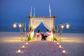 5 restaurants, breakfast, lunch, dinner served; Indonesian cuisine
