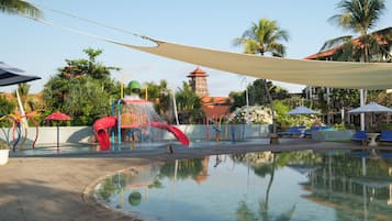 4 piscines extérieures, parasols de plage, chaises longues