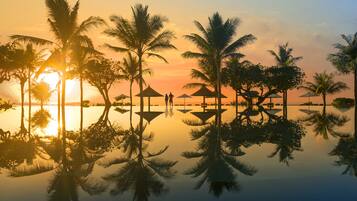 4 outdoor pools, open 7:00 AM to 9:00 PM, pool umbrellas, pool loungers