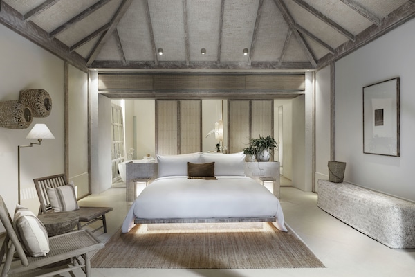 Huen Bon Suites | Minibar, in-room safe, blackout curtains, rollaway beds