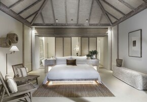 Huen Bon Suites | Minibar, in-room safe, blackout drapes, rollaway beds