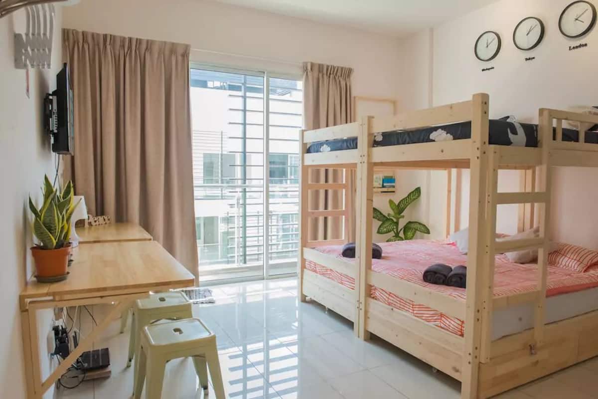 Premium bedding, desk, iron/ironing board, free WiFi