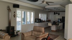 A modern living room with a sofa, a fireplace, and a kitchen area with a bar. - Umhlanga Lodge -No children (Umhlanga)