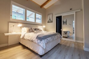 Premium bedding, pillow-top beds, individually decorated - Umhlanga Lodge -No children (Umhlanga)