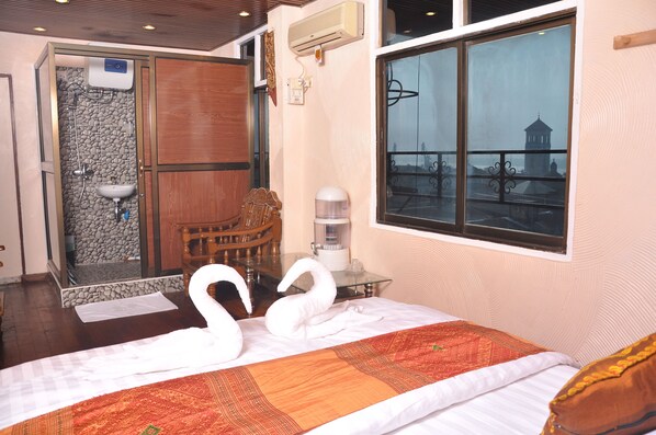 Coffres-forts dans les chambres, fer et planche à repasser